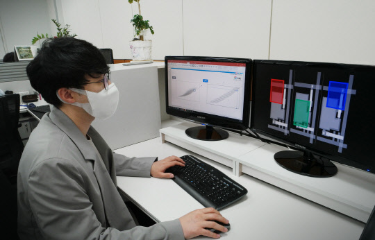 삼성디스플레이 엔지니어가 AI의 패널 설계 결과를 분석하고 있다. <삼성디스플레이 제공>